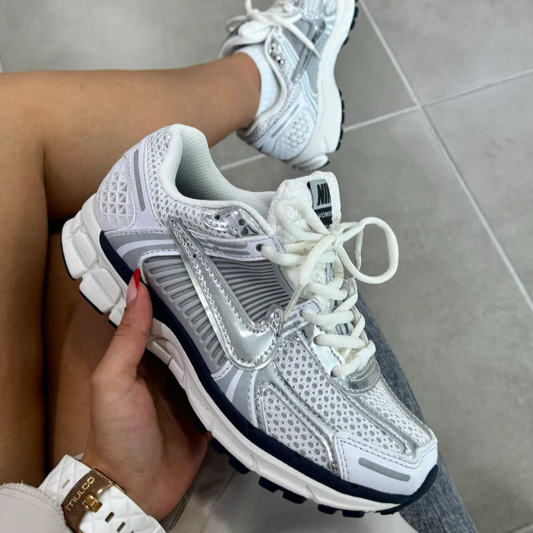 NIKE VOMERO PLATEADO