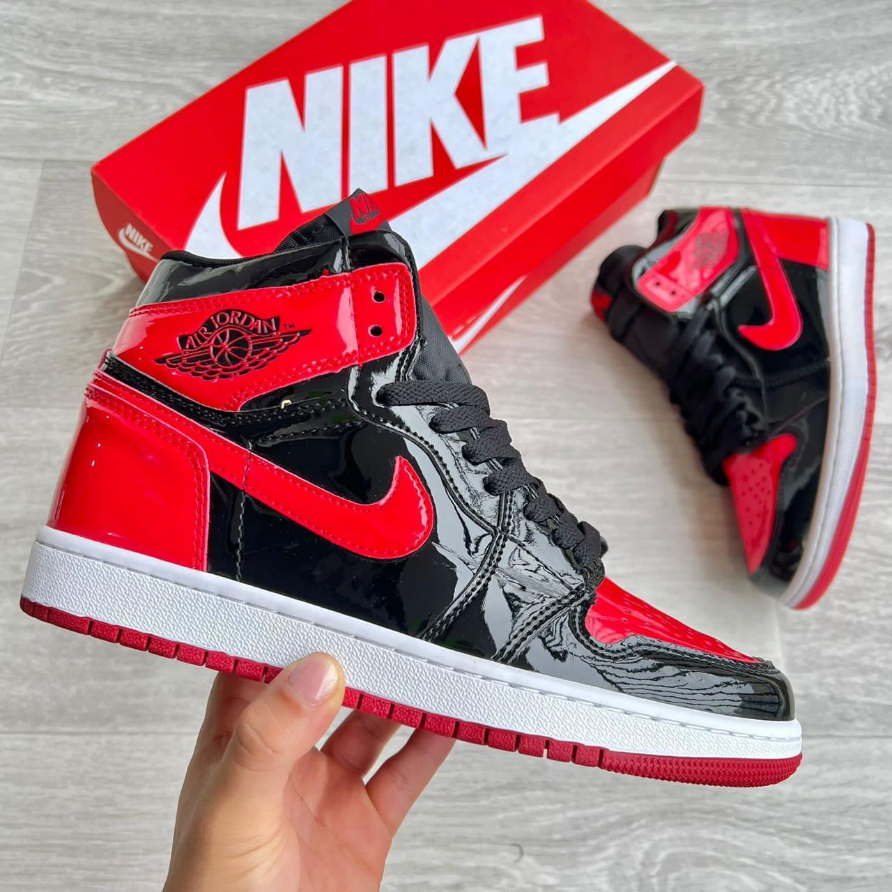 JORDAN RETRO 1 ROJO NEGRO CHAROL