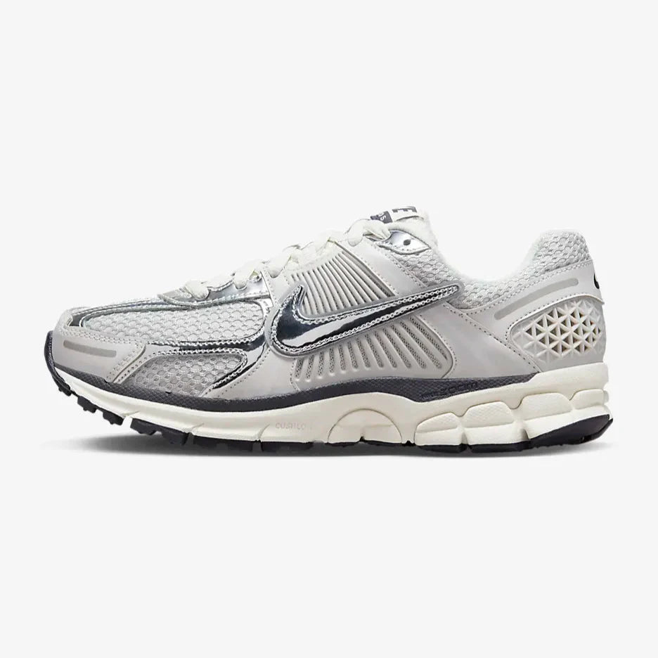 NIKE VOMERO PLATEADO
