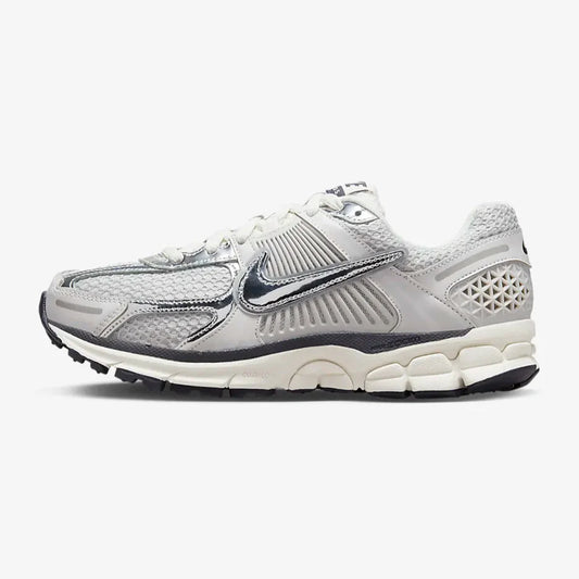 NIKE VOMERO PLATEADO
